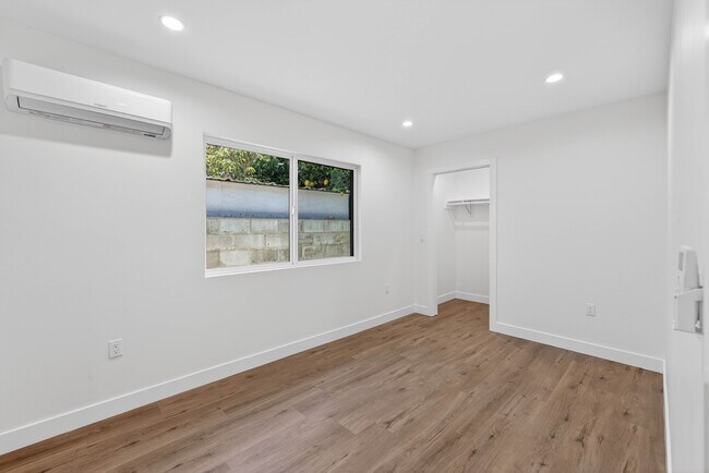 Photo - 680 E 45th St