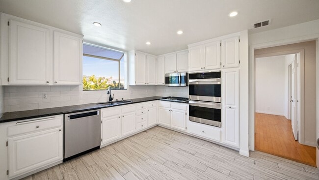 Building Photo - 2 bedroom 2.5 bathroom Unit 302