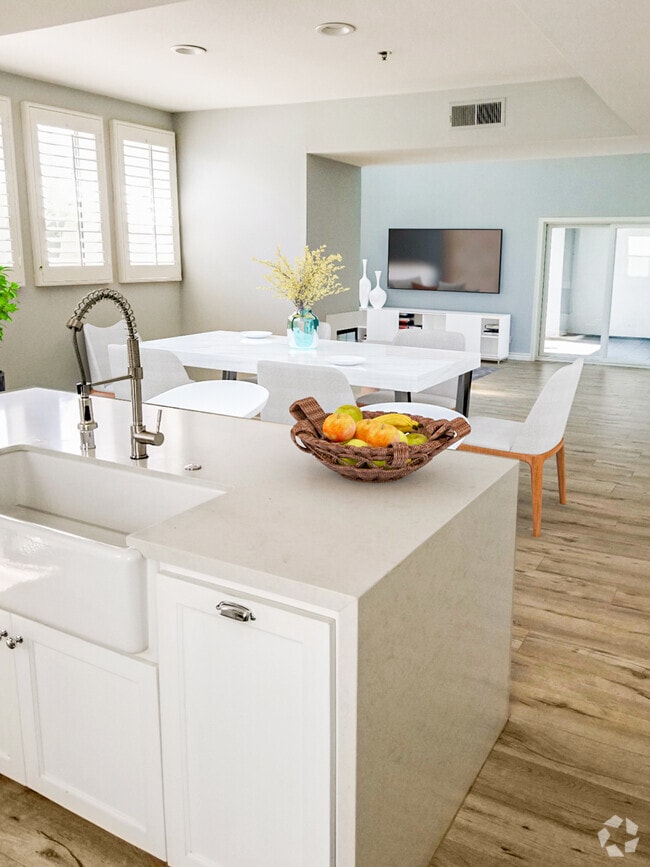 Building Photo - La Ventana Rental