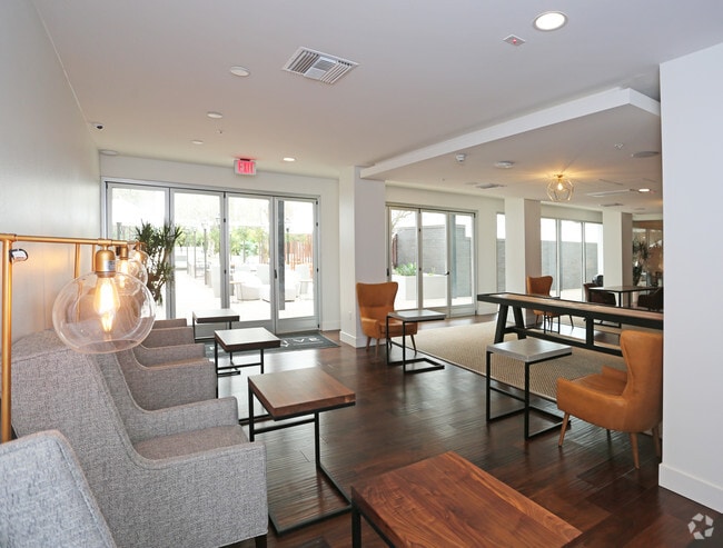 Buisness Center - 5550 Hollywood