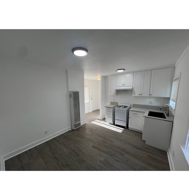 Building Photo - 1030 N Raymond Ave Unit 8A