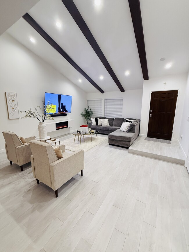 Photo - 20746 Schoenborn St