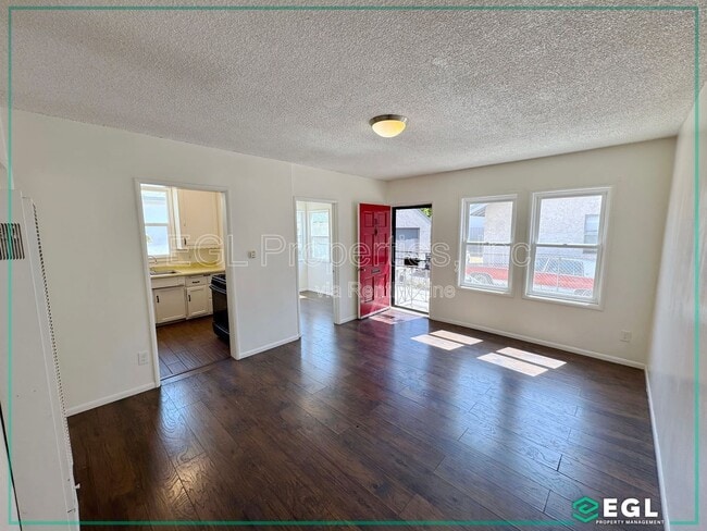Photo - 315 W Queen St Unit B
