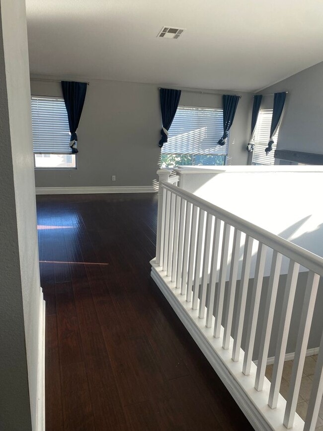 Photo - 823 Viewpointe Ln