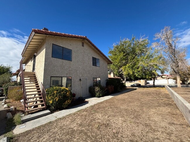 Building Photo - Cozy 2-Bedroom Unit with Fireplace and Utilities Included in Lancaster!