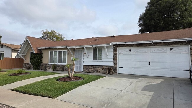 Photo - Spacious 3 bed 1 bath with a large backyard! Available 4/1/2026
