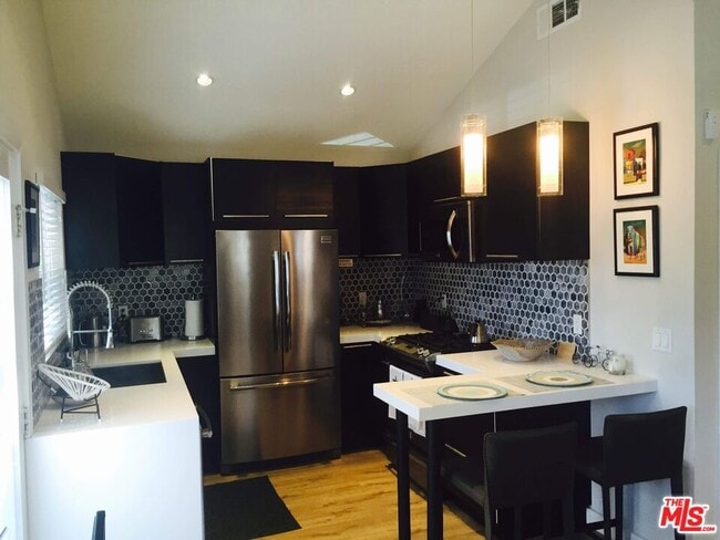 Building Photo - 559 Vernon Ave