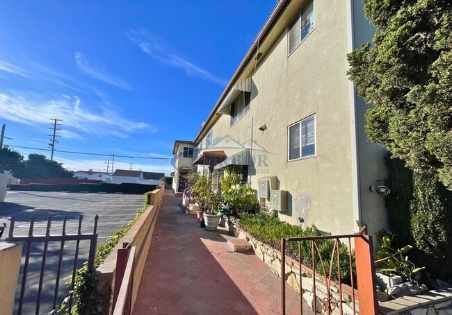 Building Photo - 1711 N Avalon Blvd Unit 5