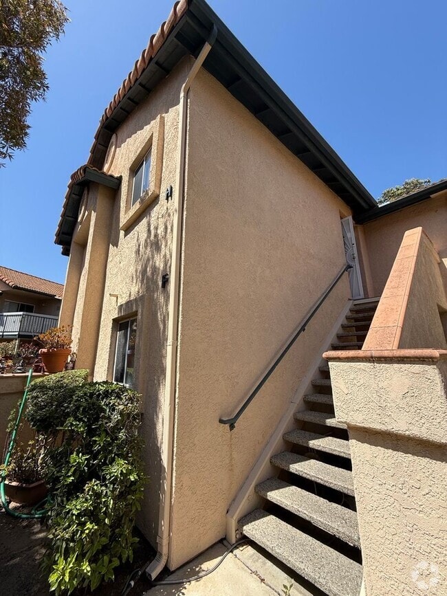 Building Photo - 2-bedroom, 2-bathroom Apartment located in... Unit H