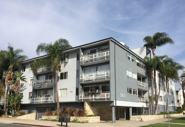 Photo - 303 California Ave, 3 blocks to the beach, North of Wilshire!