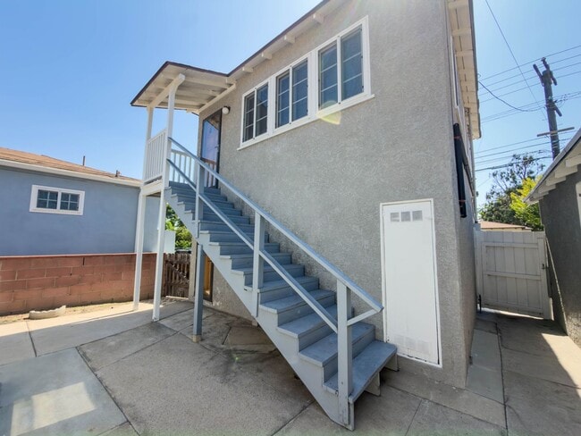 Building Photo - 4114 W Victory Blvd Unit 4116  A