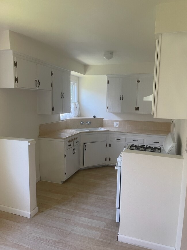 Kitchen - 1756 N Normandie Ave Unit Apartment D