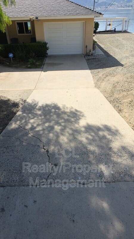 Photo - 17977 Lakeshore Dr