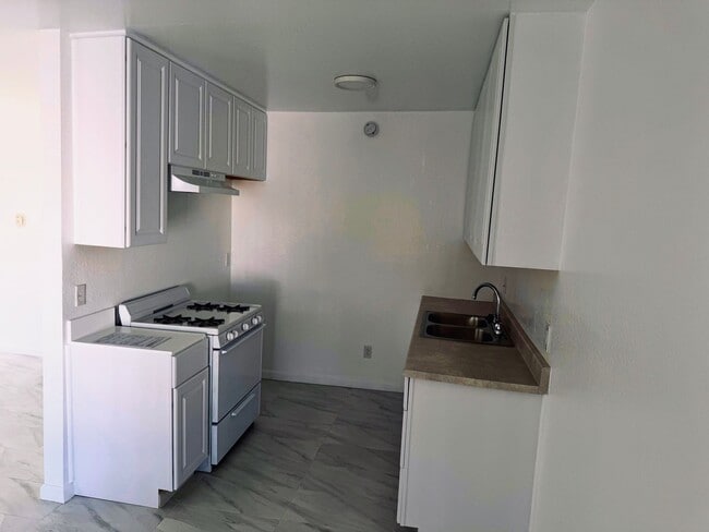 Building Photo - Churchill Apartments