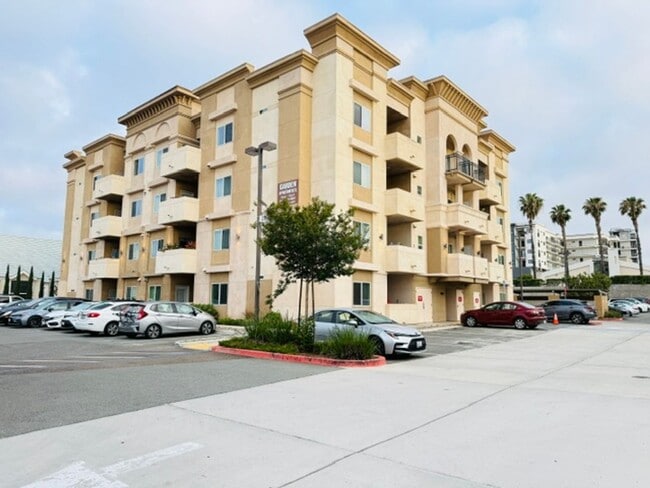 Building Photo - 2303 E 8th St Unit 1