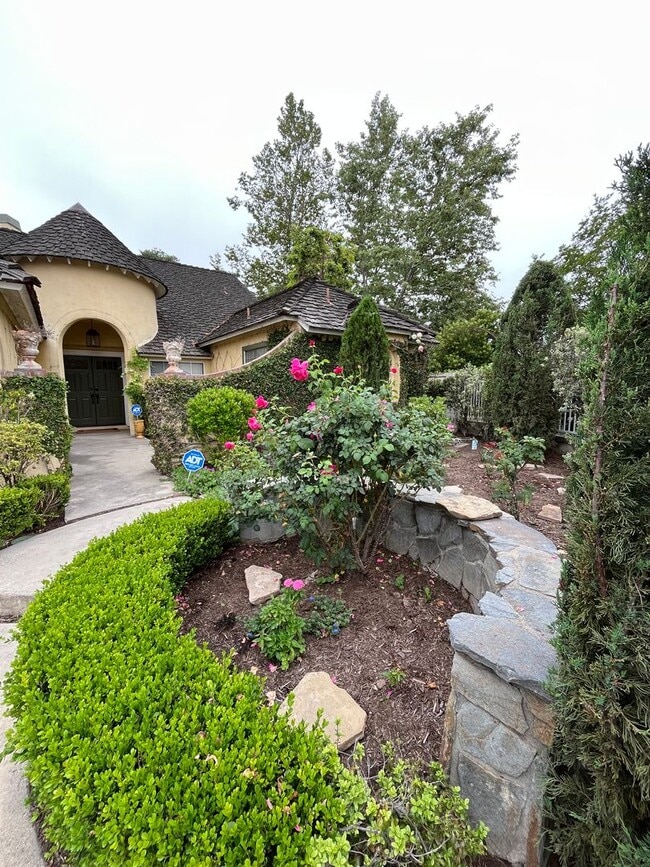 Large , Elegant Single Story House in Pres... - Large , Elegant Single Story House in Pres...