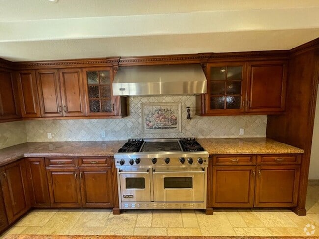 Building Photo - Spacious 4 Bedroom Oxnard Home with Custom...