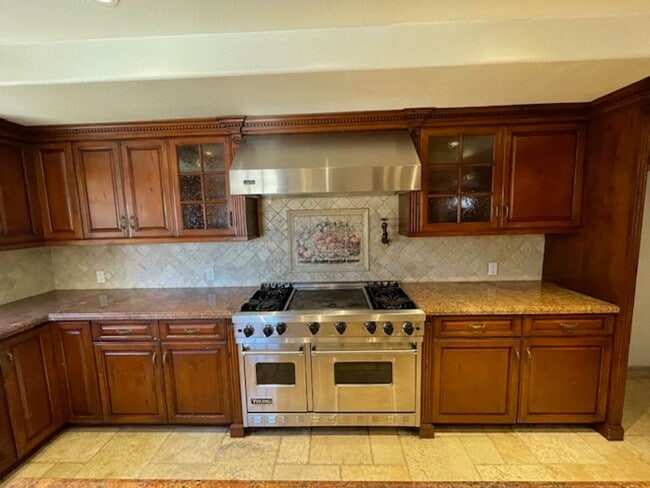 Spacious 4 Bedroom Oxnard Home with Custom... - Spacious 4 Bedroom Oxnard Home with Custom...