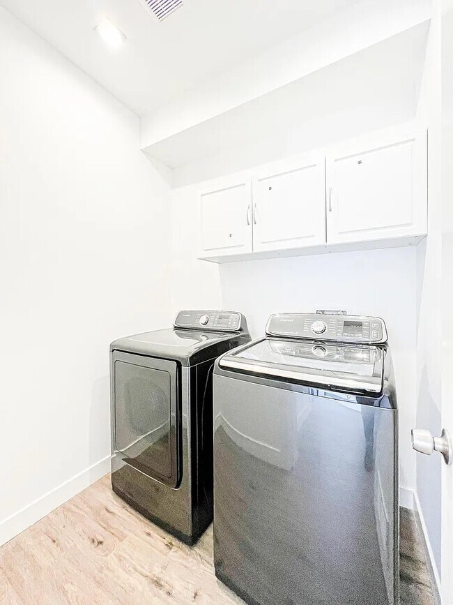 Photo - 4570 Oakwood Ave Unit 4572 Oakwood Ave