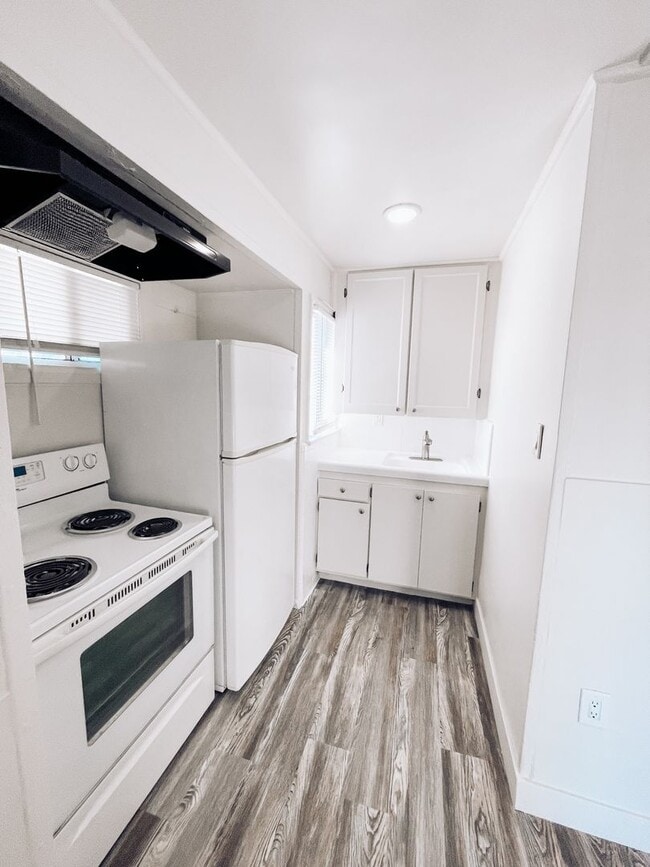 Building Photo - 25-31 W. 53rd St. Unit 27A