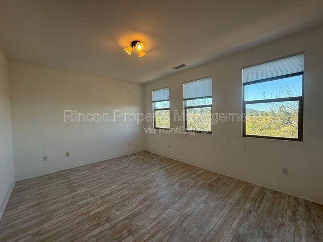 Building Photo - 43 Jensen Ct