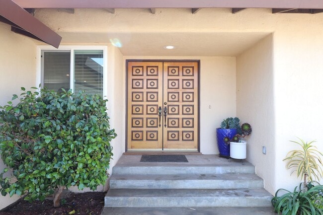 Building Photo - 586 Poppy Ln