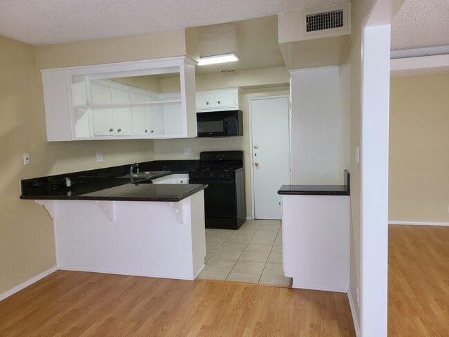 Photo - 1210 N Flores St
