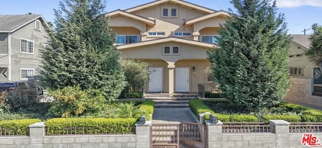 Building Photo - 2018 Hillcrest Dr