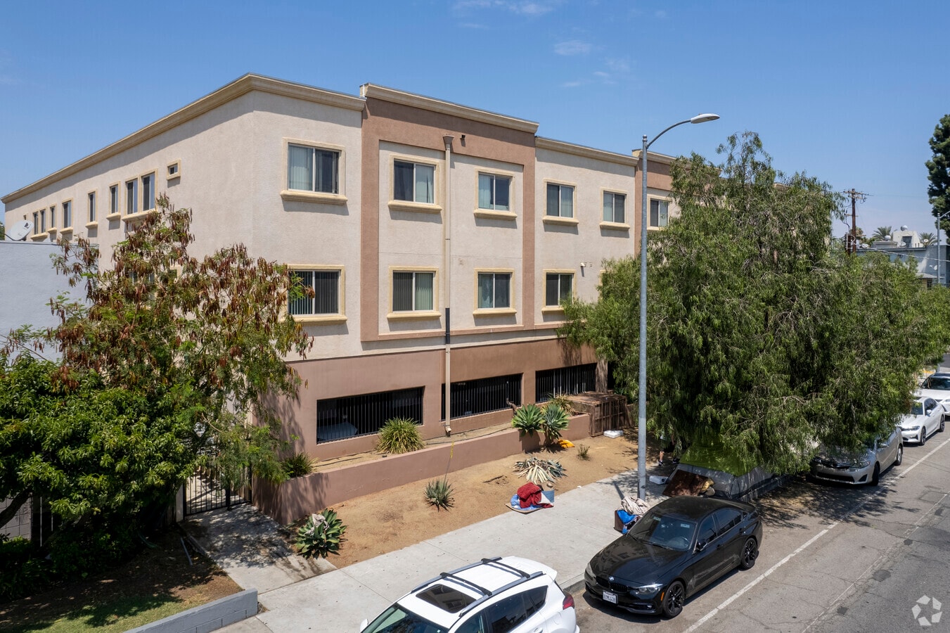 7061 Woodman Ave - Woodman Plaza Apartments