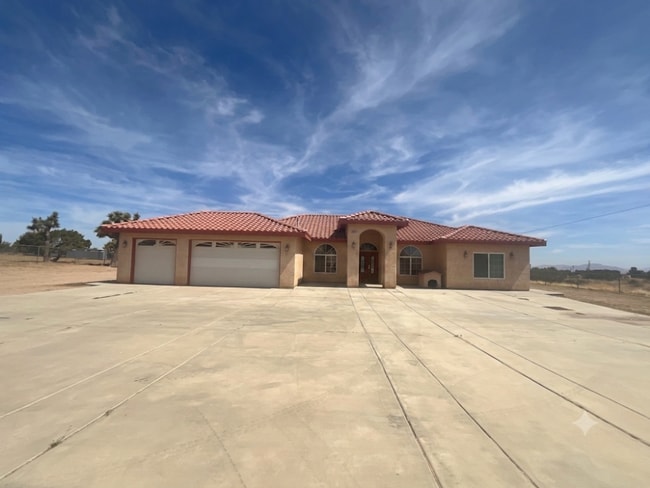 Building Photo - 4 bedroom 2bathroom Home Available now!