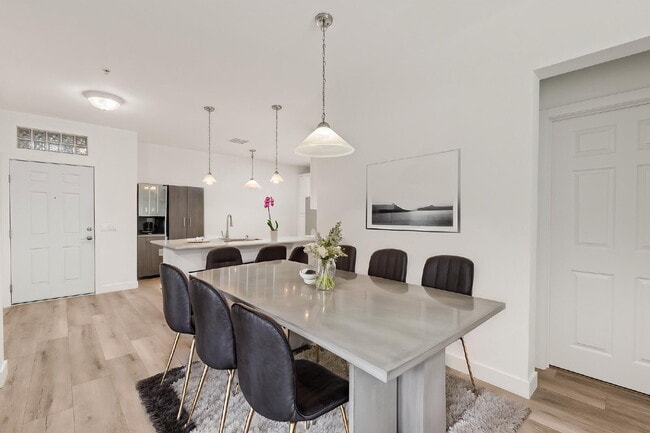 Building Photo - "Spacious, Sophisticated, Modern 3BR, 2BA Condo in the heart of downtown