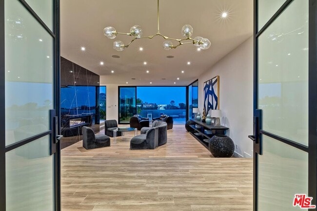 Photo - 920 Linda Flora Dr