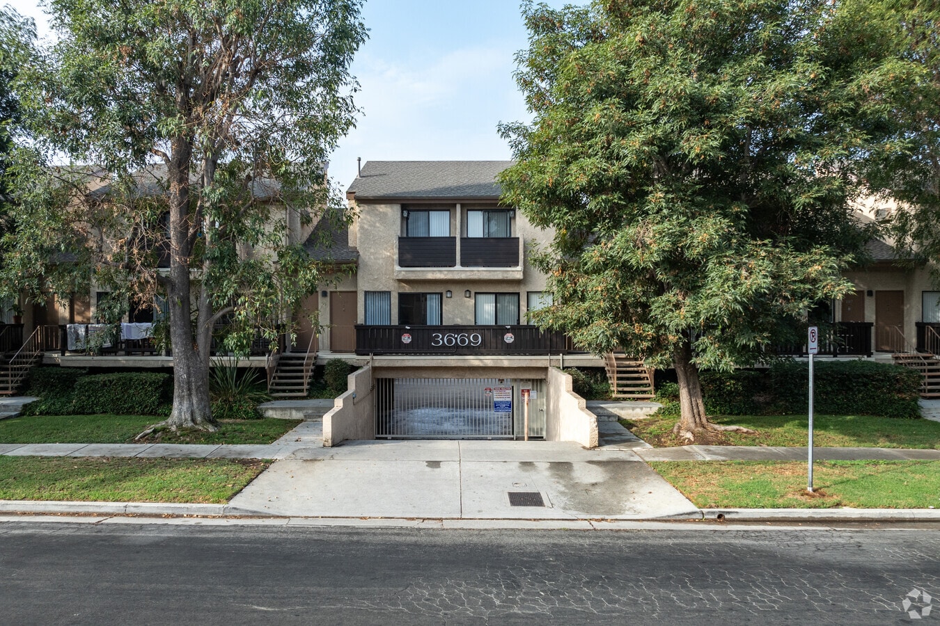 Building Exterior - 3669 Westwood