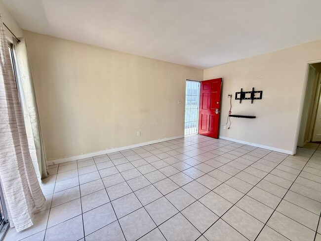 Photo - 2BD/1BA PB STYLE COTTAGE! LARGE EXCLUSIVE YARD! ASSIGNED PARKING!