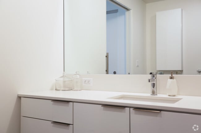 1BRR, 1BA- 610 SF - AVEN