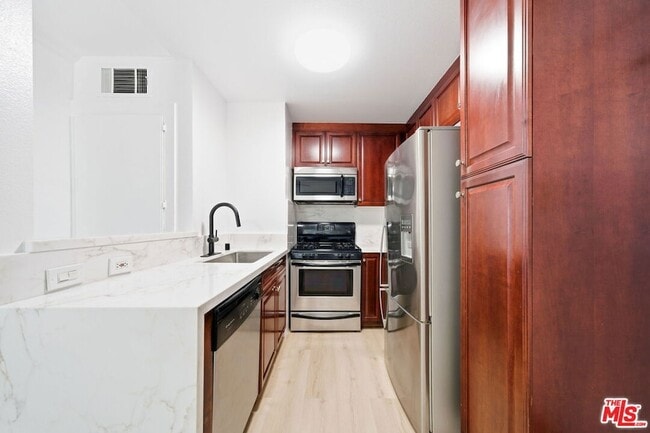 Photo - 5530 Owensmouth Ave