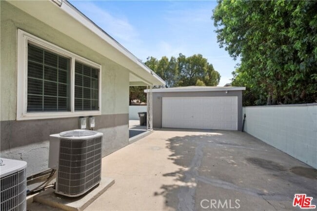 Photo - 11006 Mansel Ave