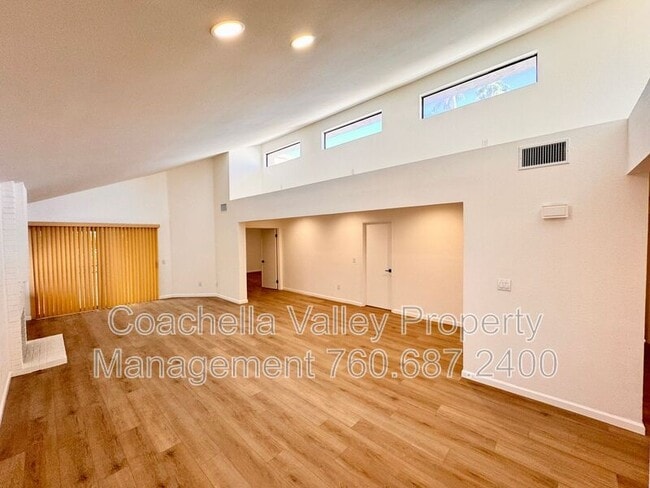 Building Photo - 41595 Navarre Ct