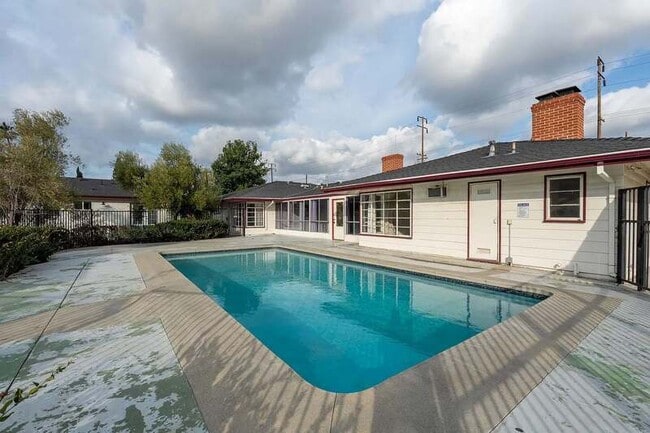 Photo - 590 N Cambridge St