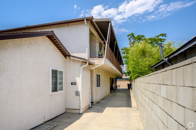 Building Photo - 3807 W Victory Blvd Unit B Rental
