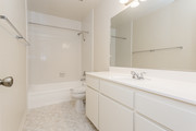 1BR, 1BA - 600-700 SF - Casa Commonwealth Apartments