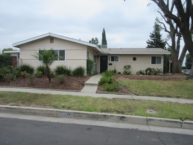 Charming 4-Bedroom Home in Granada Hills –... - Charming 4-Bedroom Home in Granada Hills –...