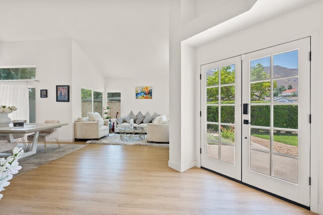 Photo - Luxe Spacious Home Near Parks Fully Equipped