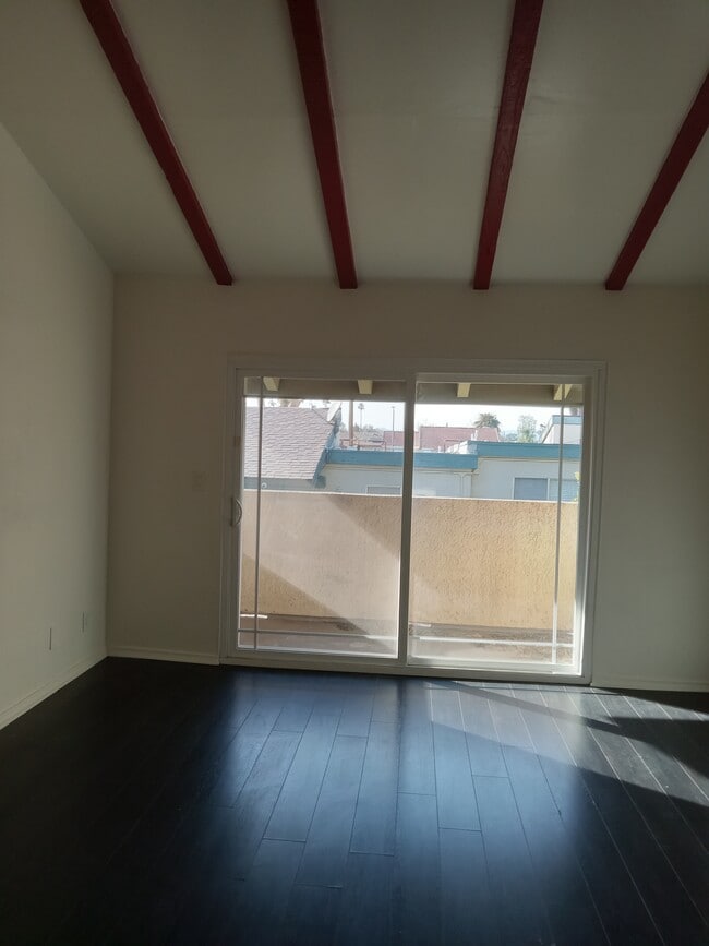 Building Photo - 10636 Woodley Ave Unit 34