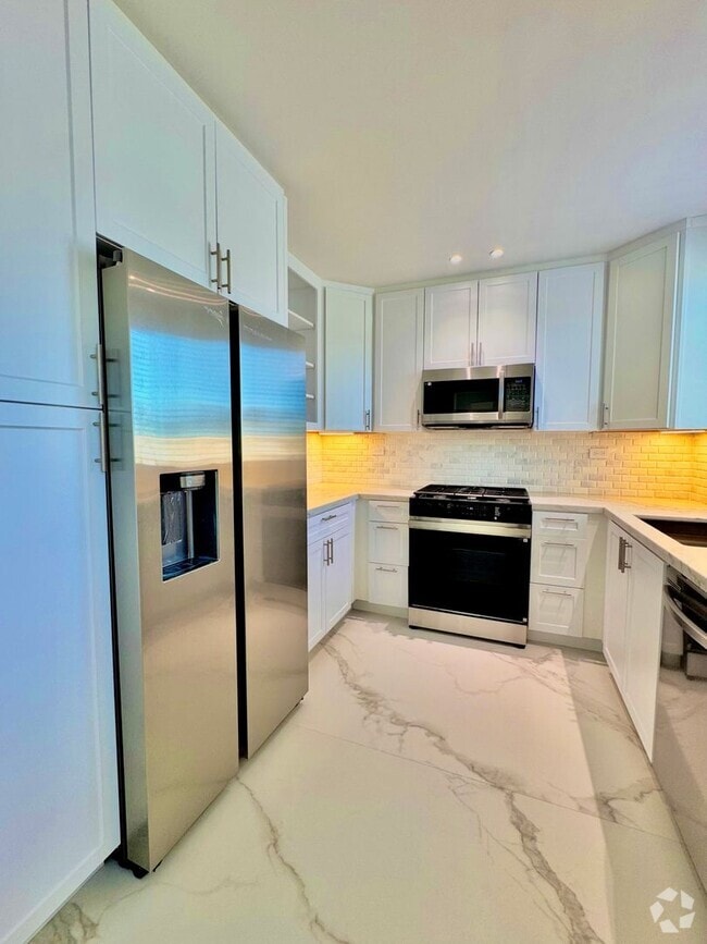 Building Photo - Limited-Time Offer for Qualified Tenants: Unit 12411 Greene Rental
