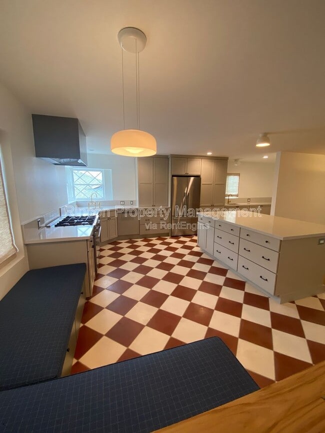 Building Photo - 373 Sierra Dr