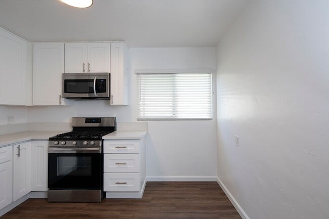 Photo - *MOVE-IN SPECIAL!* North Park 2 BR with Parking and WASHER/DRYER! Unit 4345