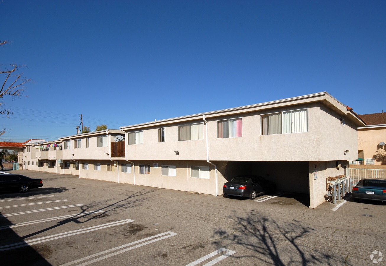 6438 Vineland Ave - 6438 Vineland Ave