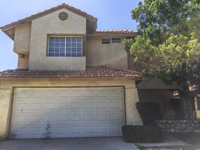 Building Photo - CHARMING 3 BEDROOM 2 STORY