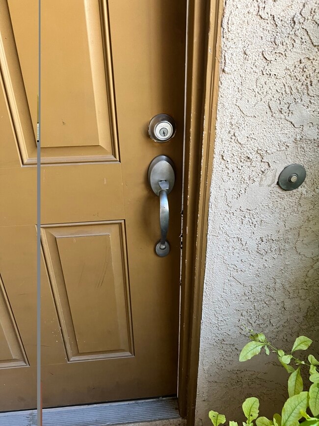 Building Photo - 1423 Graves Ave Unit 167